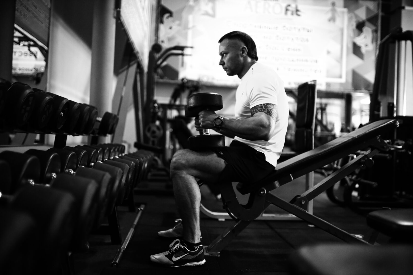 Персональный тренер FitGym занимается с клиентом в зале
