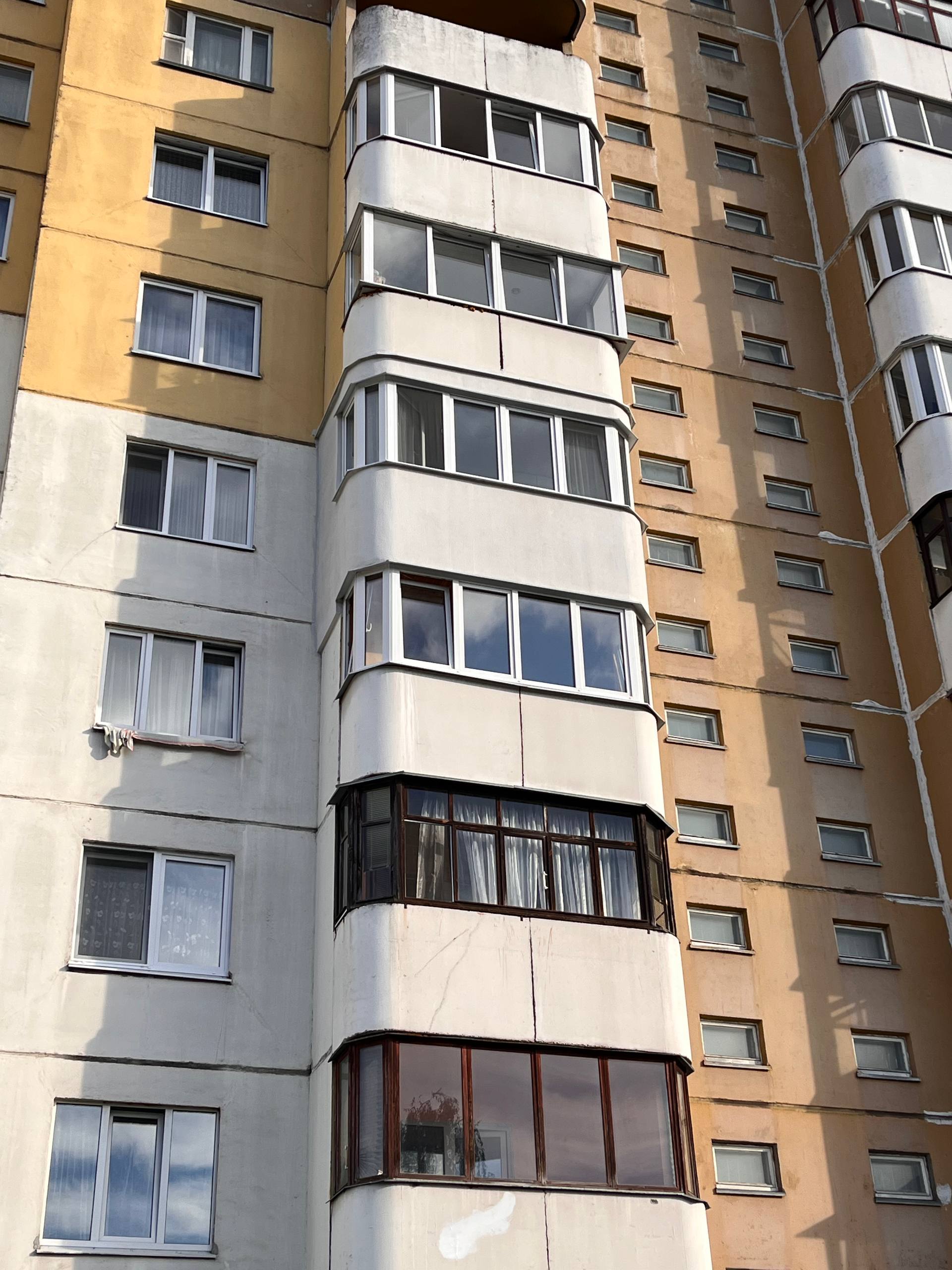 Балконы и фасад многоэтажного дома