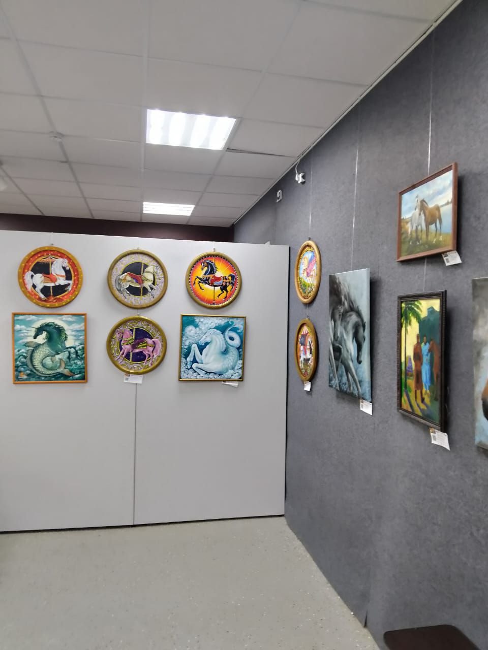 Выставочное пространство с круглыми работами