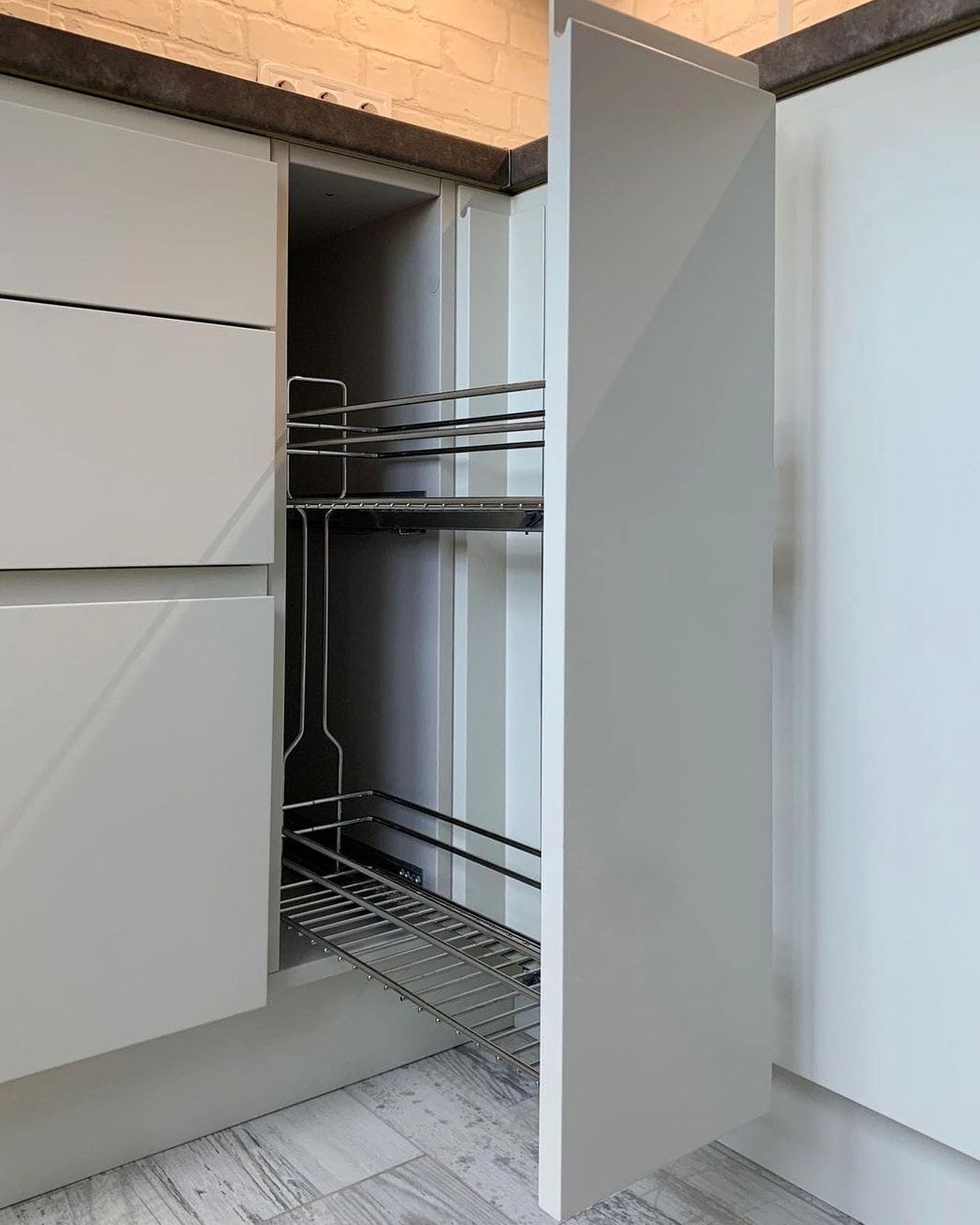 металлическая выдвижная корзина , бутылочница,угловая кухня на заказ в светлых тонах