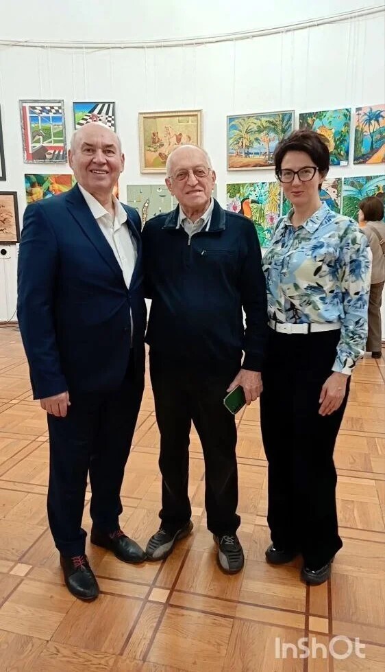 Художница у своих работ