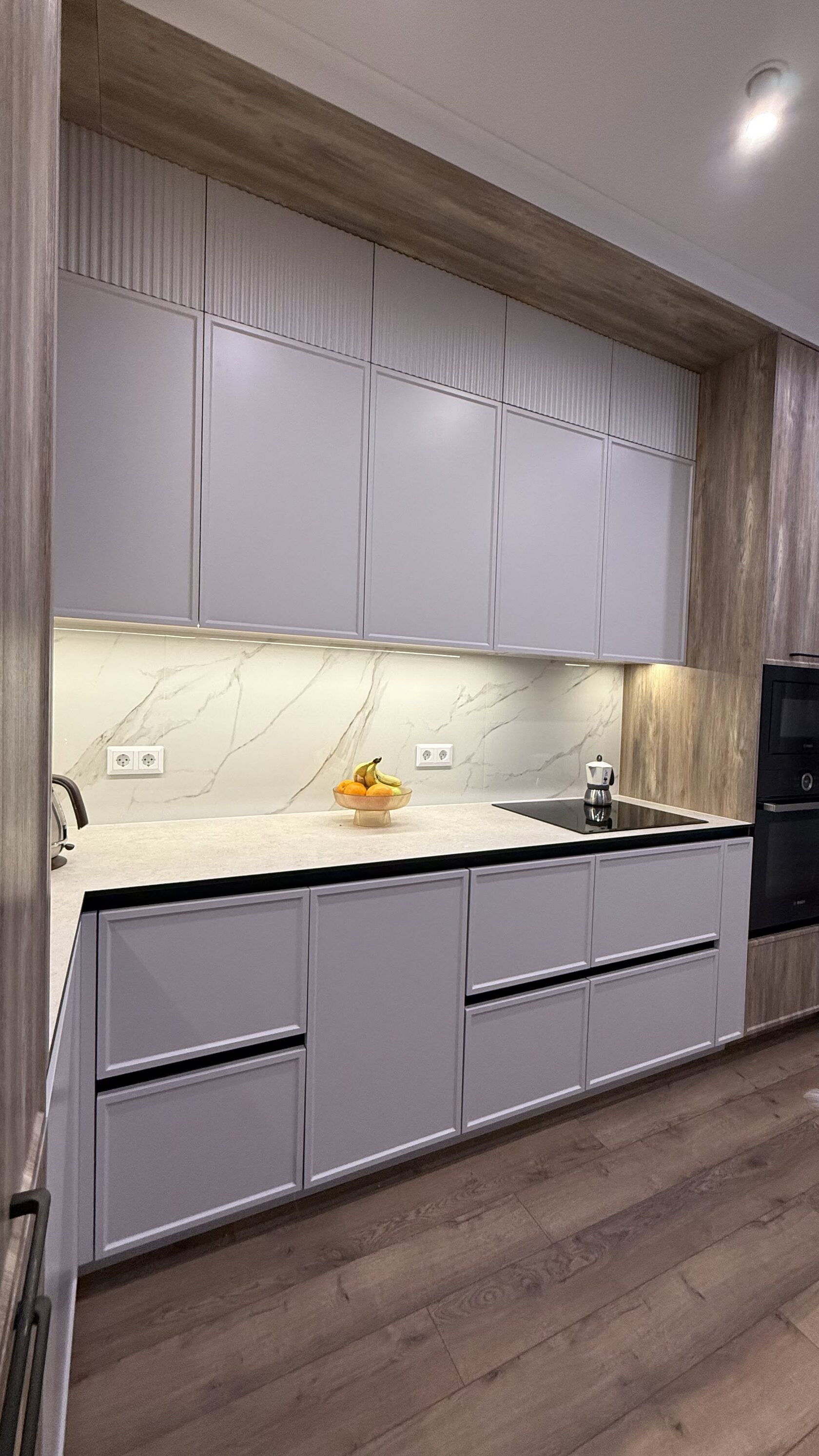 Кухня на заказ Краснодар — Г-образная с мраморным фартуком и подсветкой