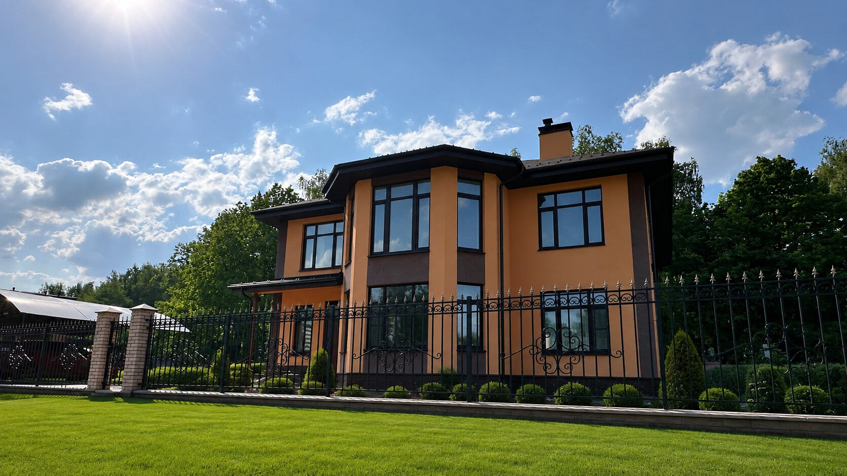 Семья гуляет рядом с загородным домом