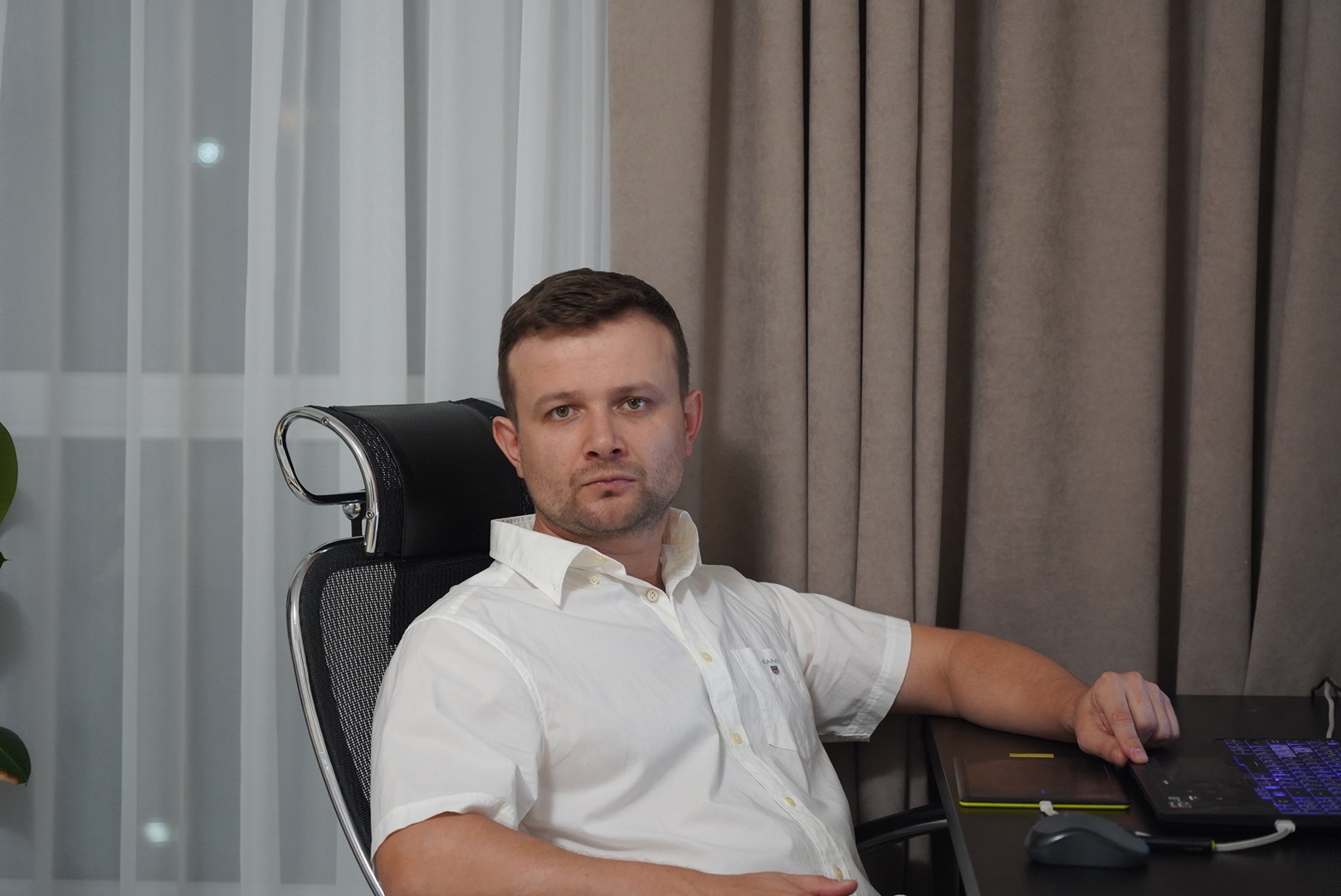 Юрий Сергеевич Саранчук за рабочим столом