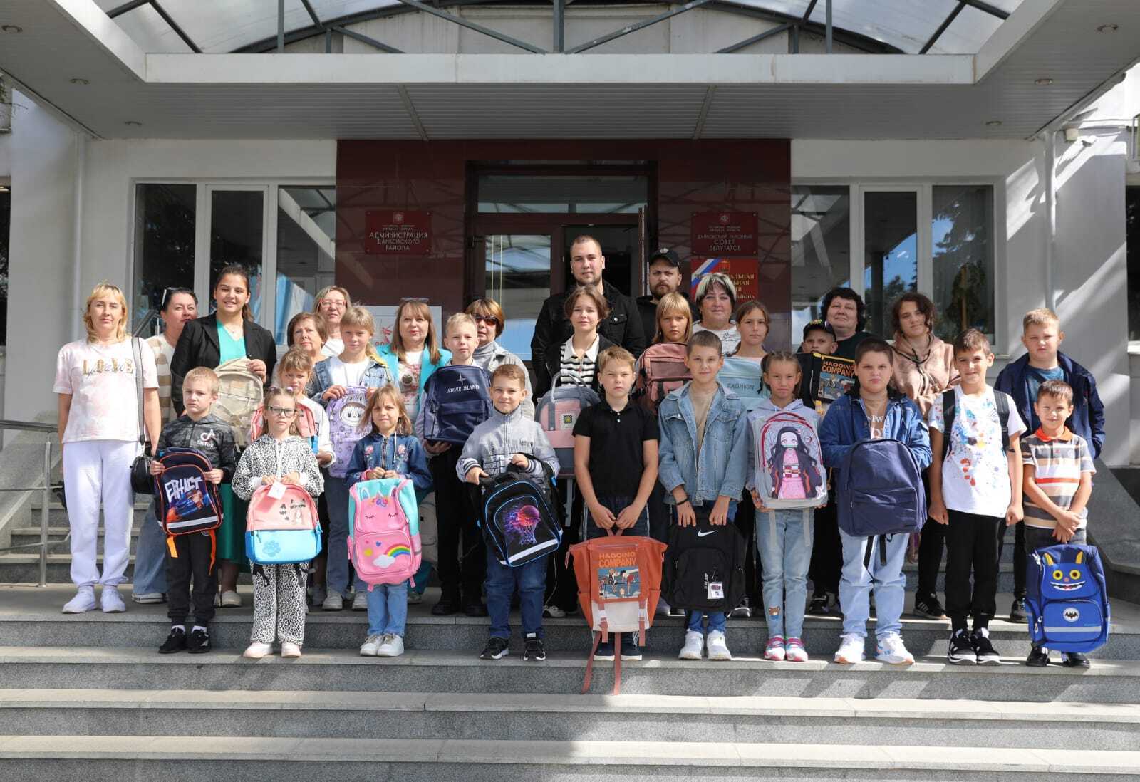 Школьные принадлежности на парте