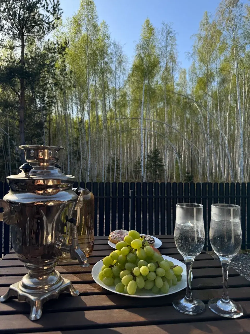Весенний стол с самоваром
