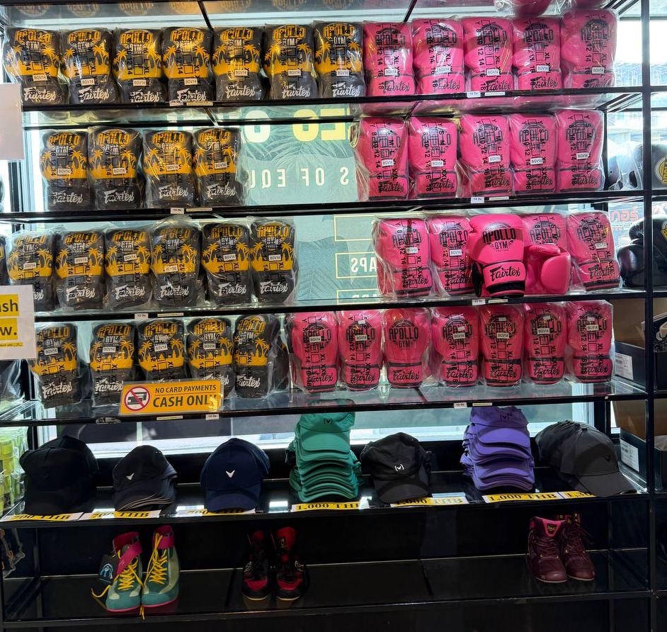 Экипировка разных цветов в Fight Shop Apollo Camp