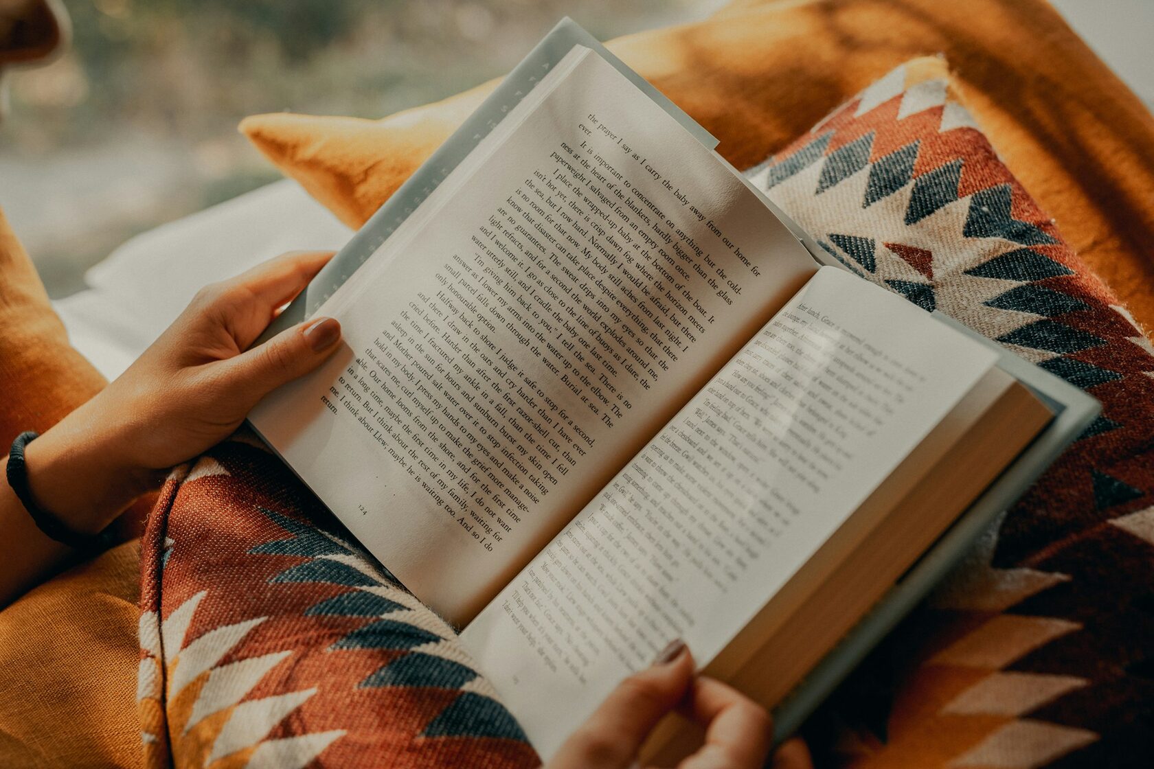 Руки держат раскрытую книгу