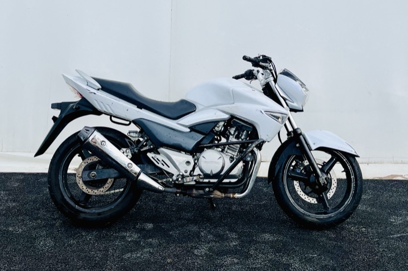Учебный мотоцикл Suzuki GW250 в мотопарке мотошколы «Мастер»