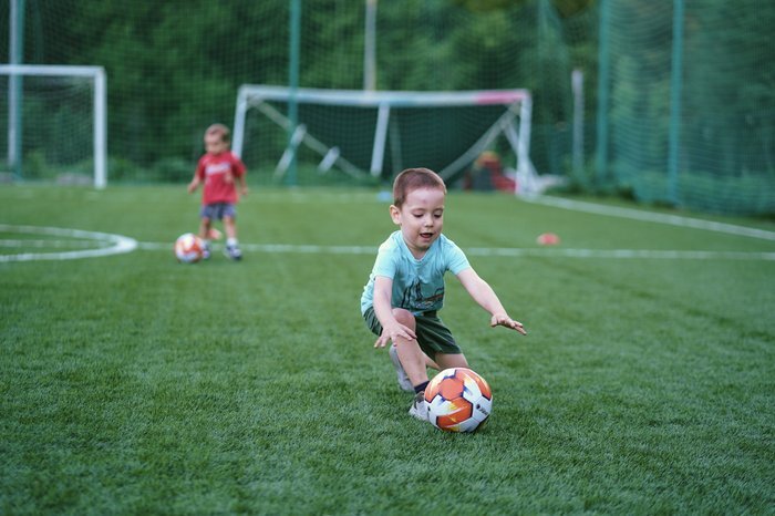 Ребёнок 2-5 лет играет в футбол