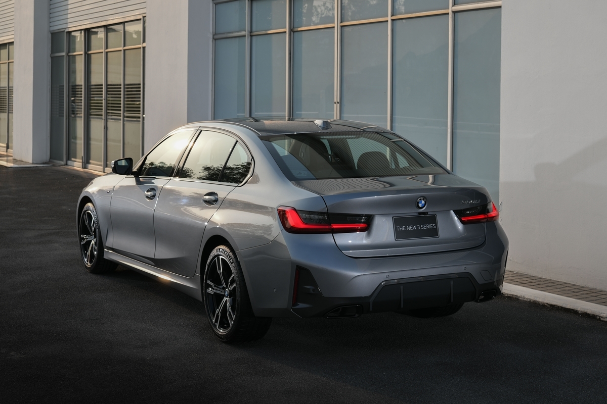BMW G28 front view
