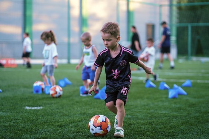 Ребёнок 5-7 лет играет в футбол