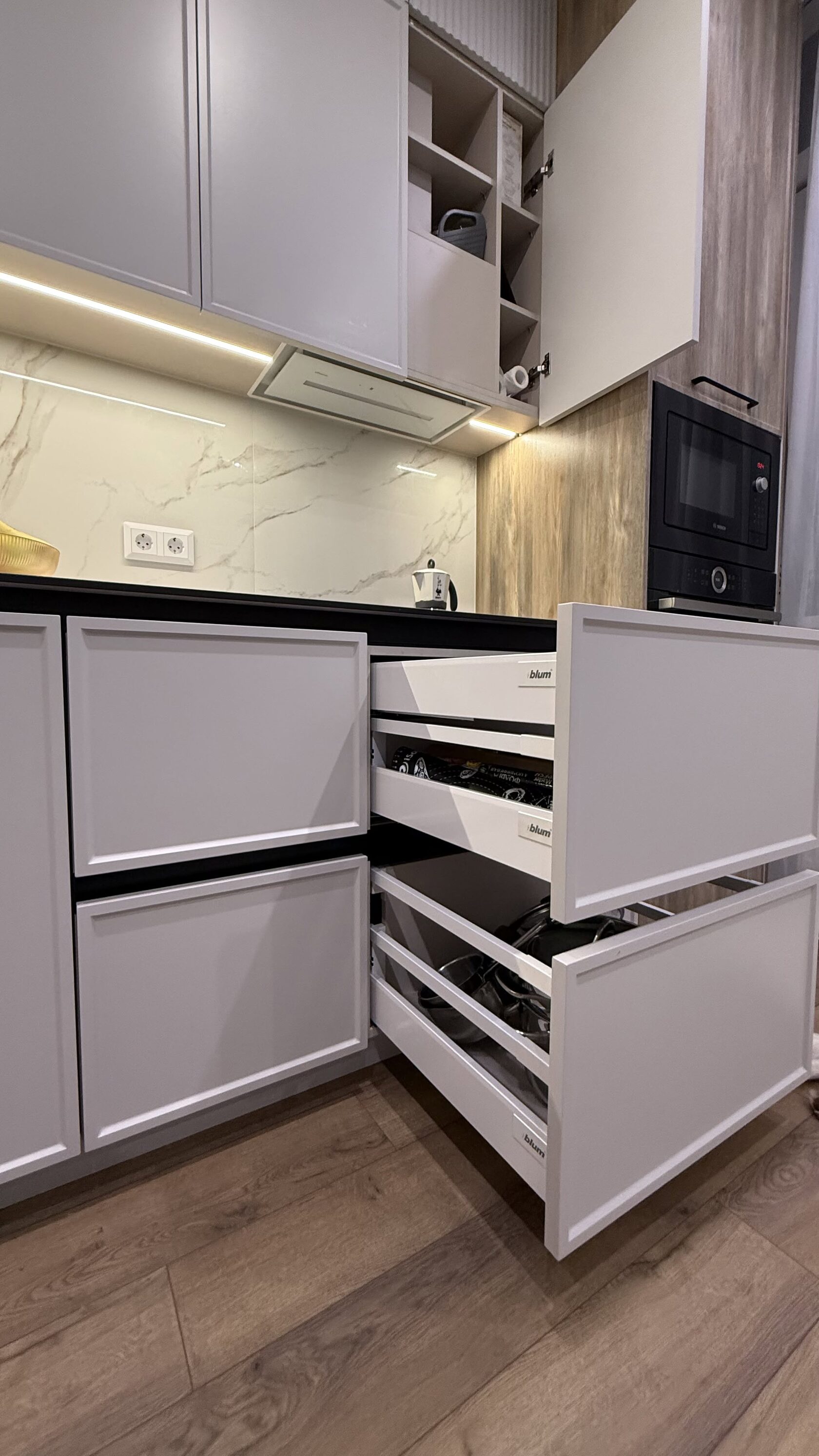 Кухня на заказ Краснодар — витрина рифлёное стекло, пенал под дерево