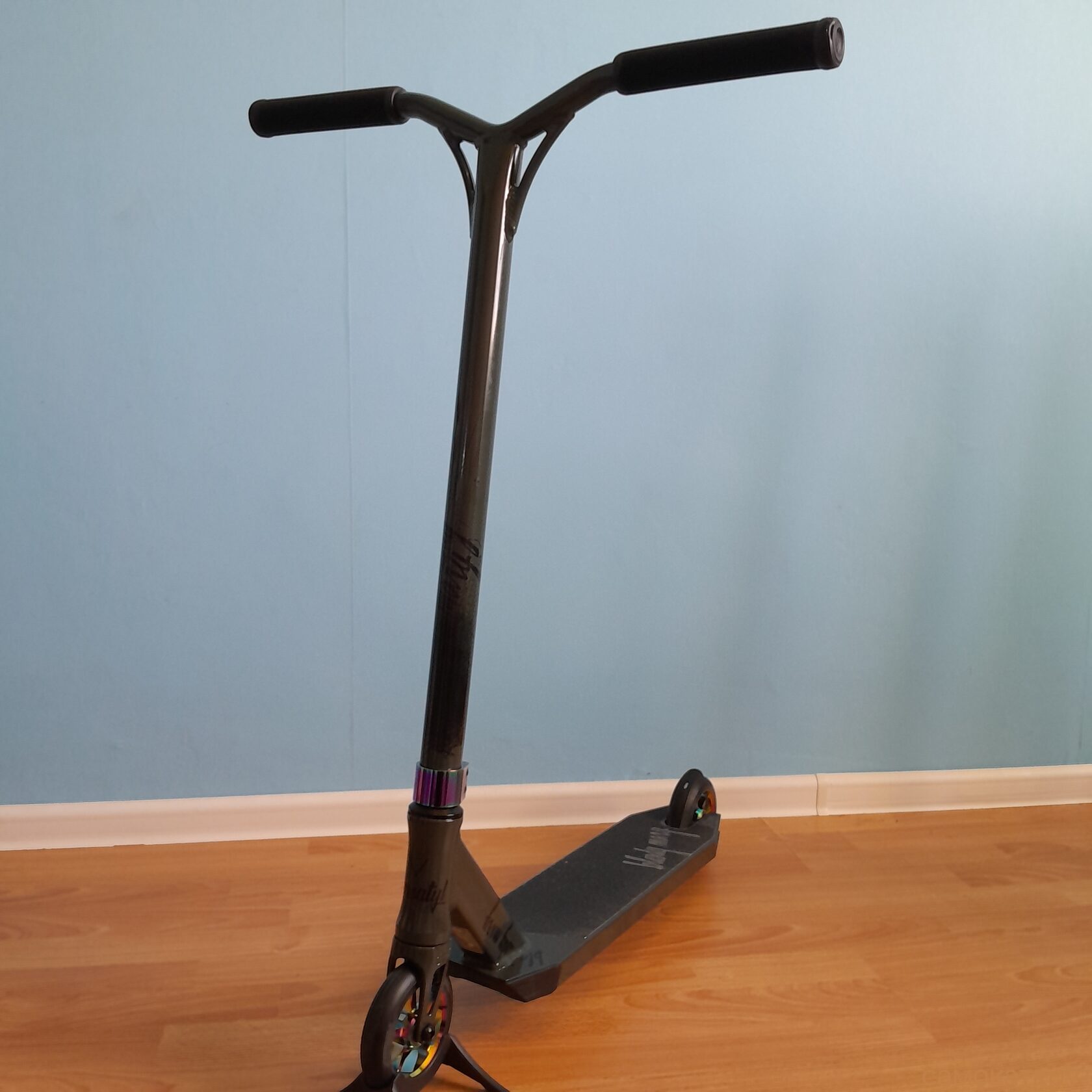 Трюковой самокат Versatyl Bloody Mary V2 чёрный/нео