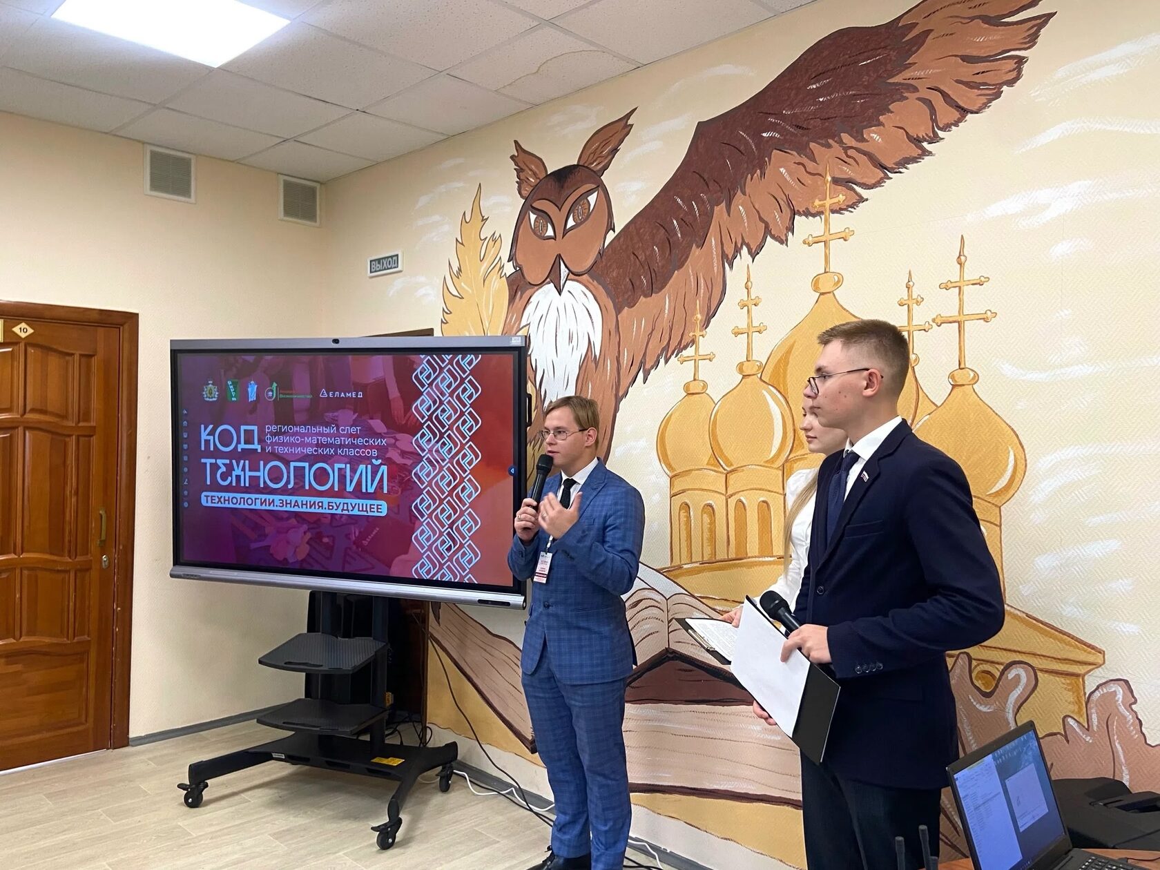Волонтёры на экологической субботнике у водоёма