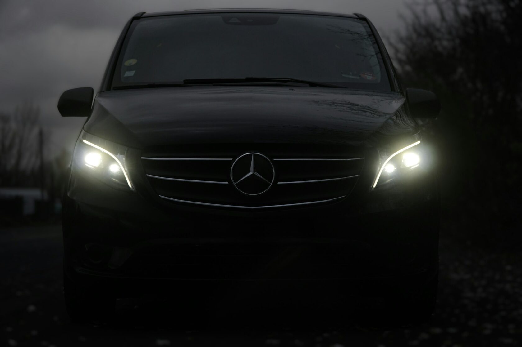 Чёрный минивэн Mercedes V-Class представительского класса