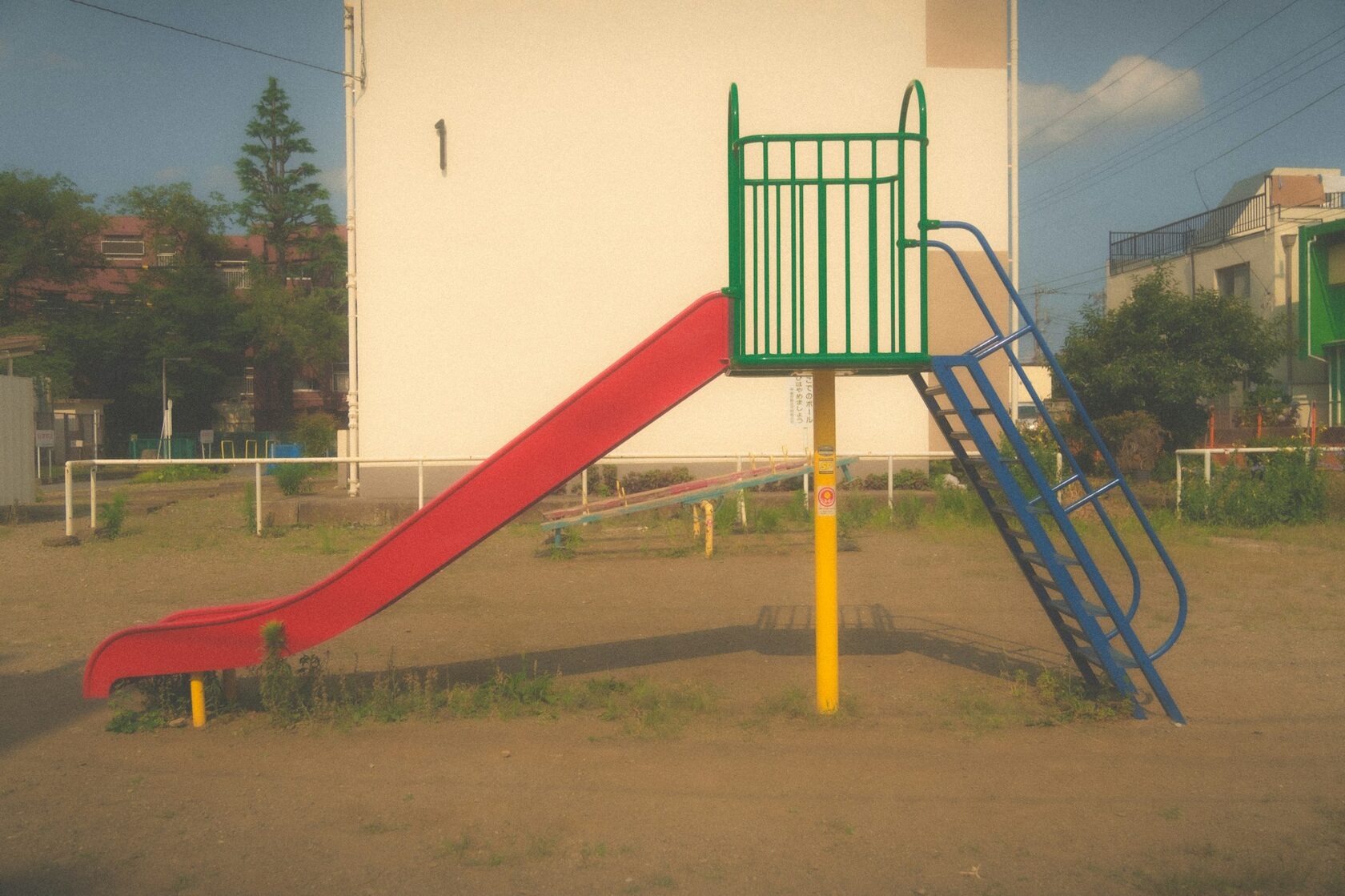 Покрашенная горка в ярких цветах