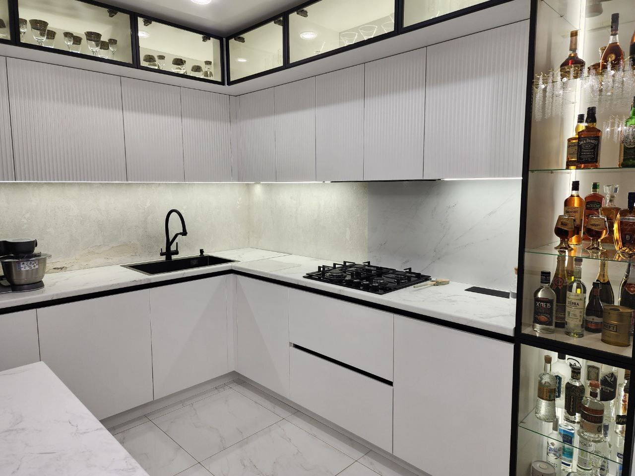 Кухня на заказ Краснодар — П-образная с островом, столешница мрамор, люстра