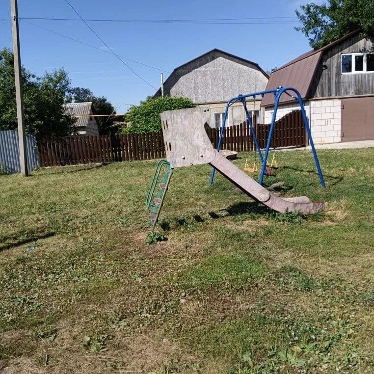 Сломанный спортивный комплекс