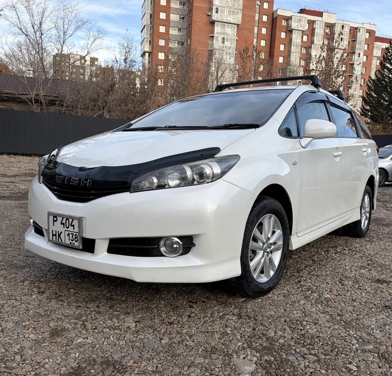 Toyota Wish белого цвета — минивэн из автопарка проката Rent Auto в Иркутске