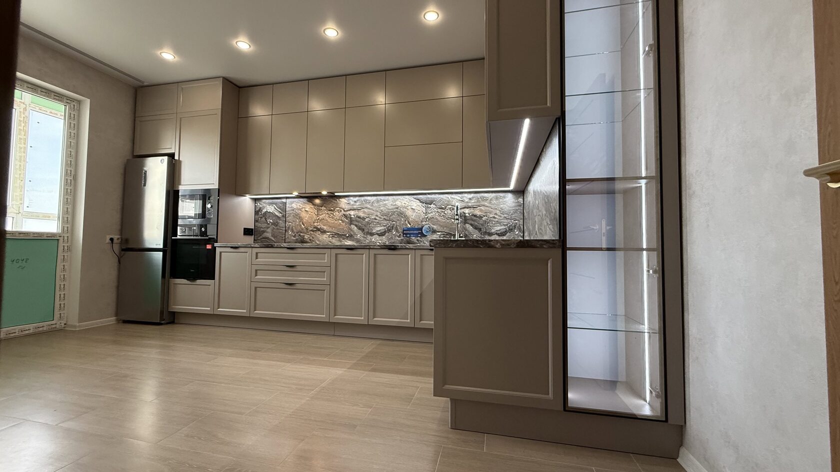 Кухня неоклассика с натуральным камнем на заказ — квартира, Краснодар