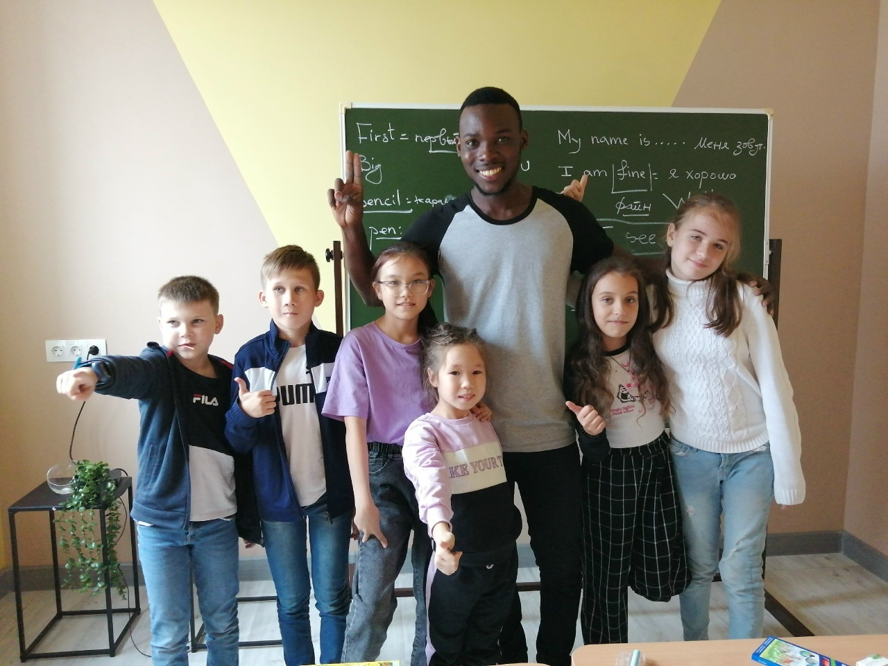 Дети играют в группе
