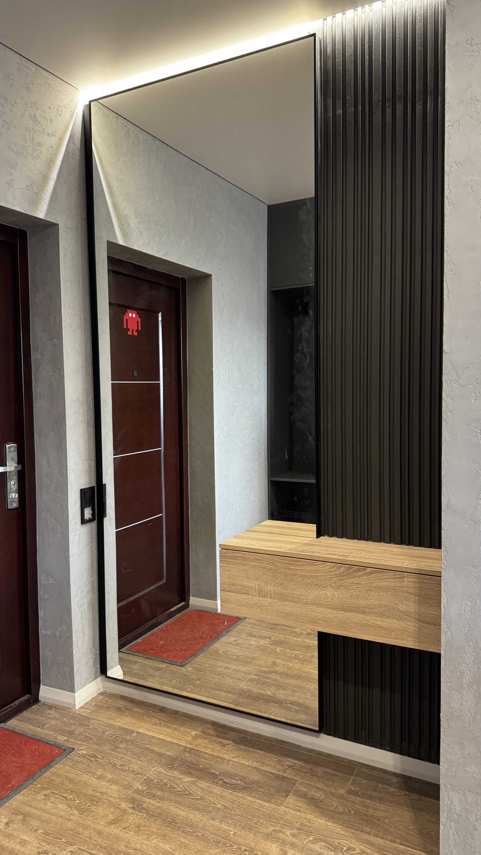 Прихожая зона зеркало с подсветкой и подвесной тумбой на заказ