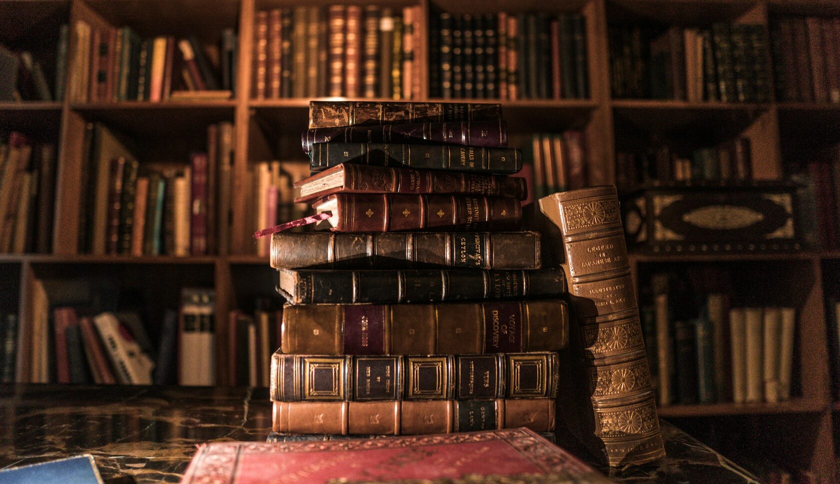 Стопка исторических книг на столе