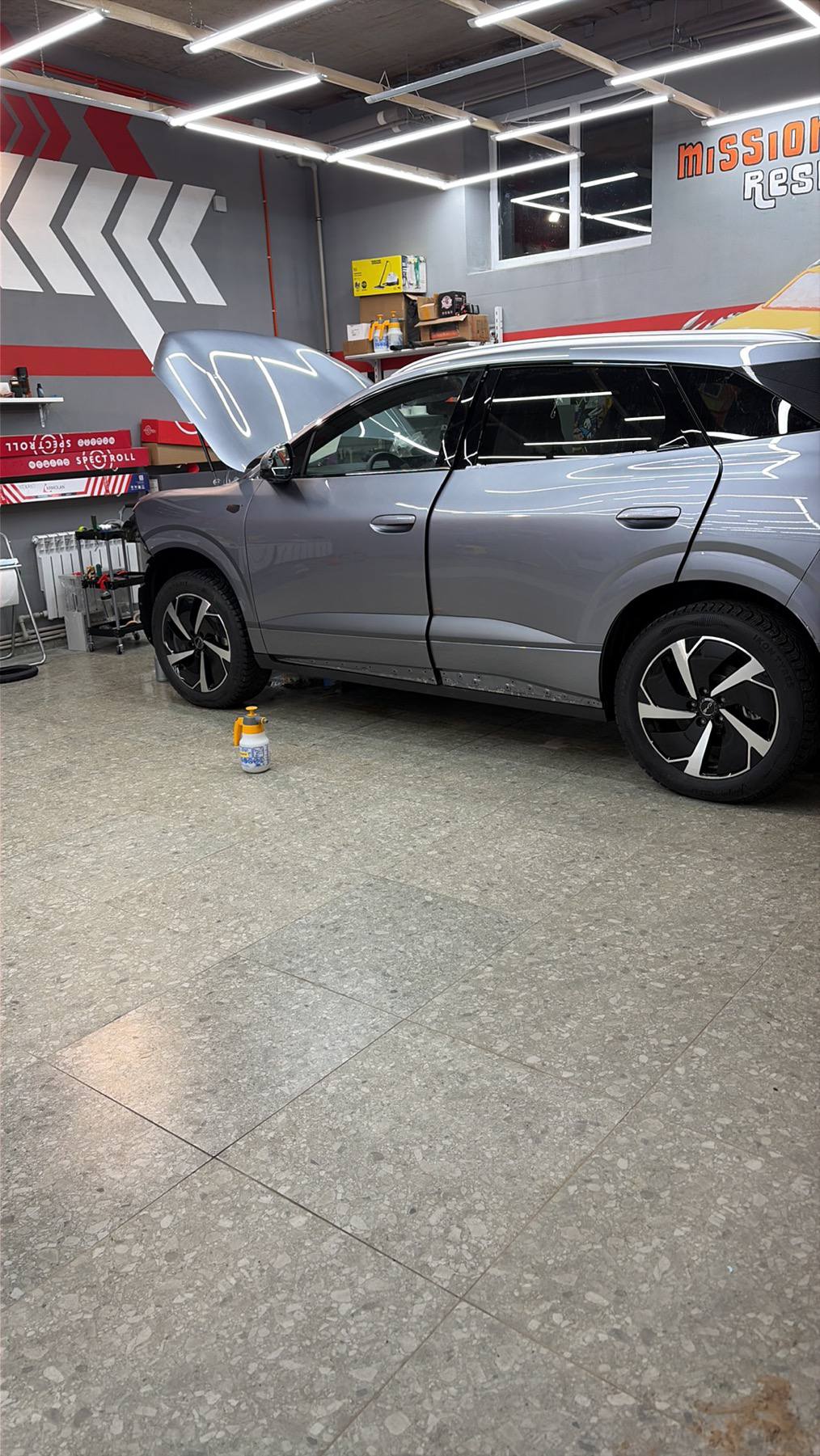 Серый кроссовер Volkswagen в боксе