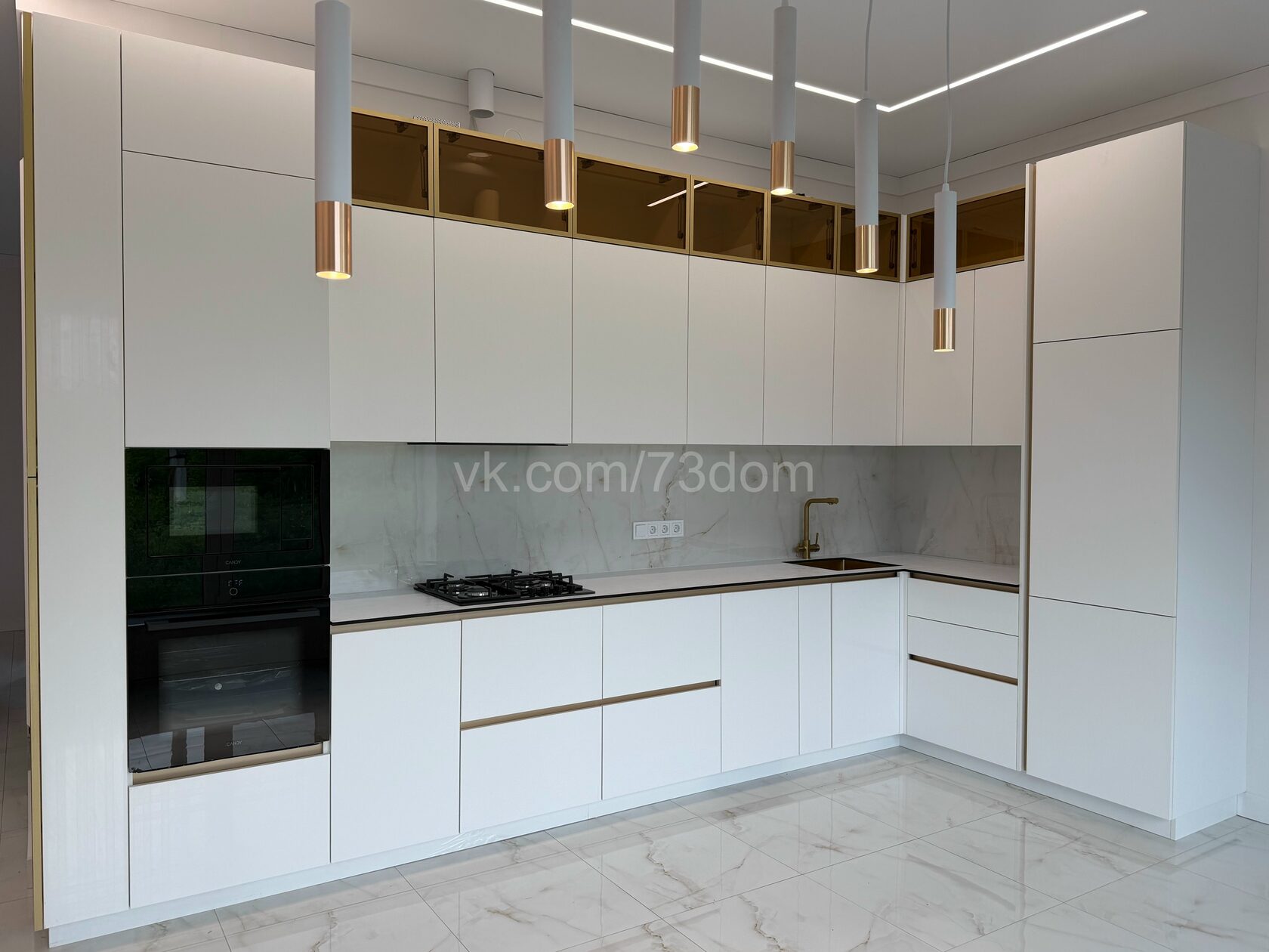 Кухня AGТ, столешница HPL компакт-плита Arcobaleno, ручки профиль Gola, фурнитура Blum, антресоль и витрина с тонированным стеклом в золотом профиле