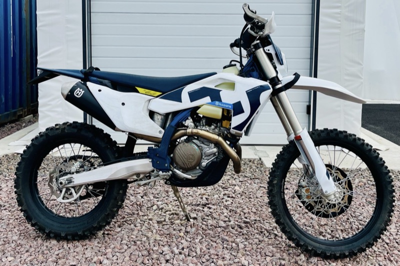 Учебный мотоцикл Husqvarna FE450 в мотопарке мотошколы «Мастер»