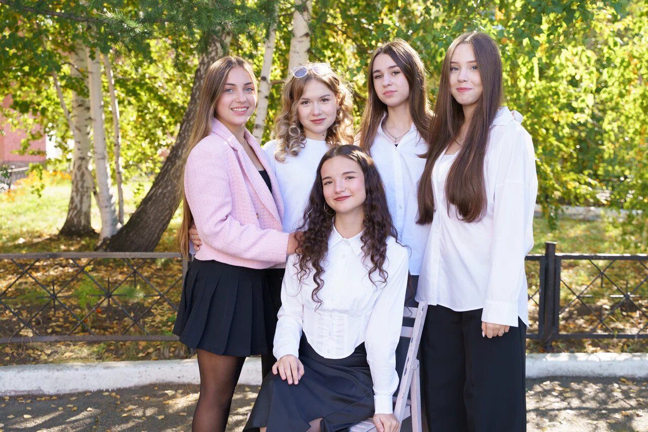 Выпускницы в осеннем парке у школы