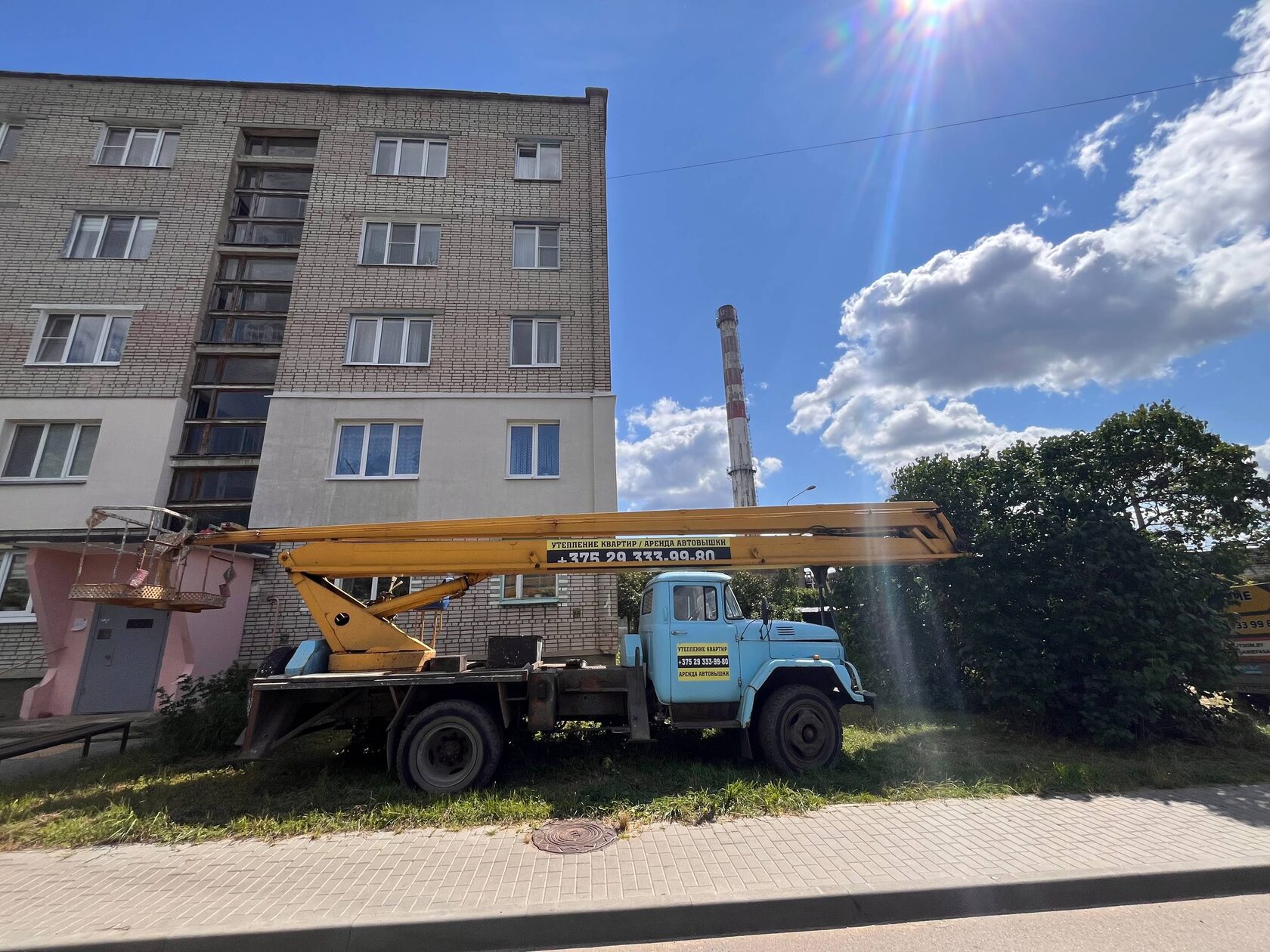Автовышка Тёплого дома у жилого дома