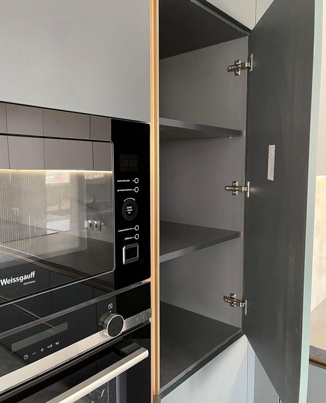 угловая кухня на заказ в светлых тонах открытий шкаф