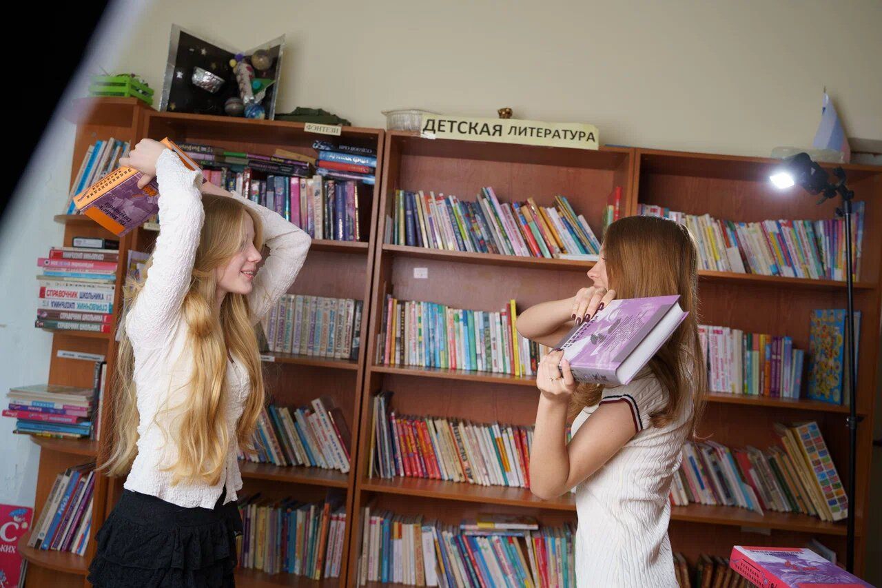 Две выпускницы у книжных полок