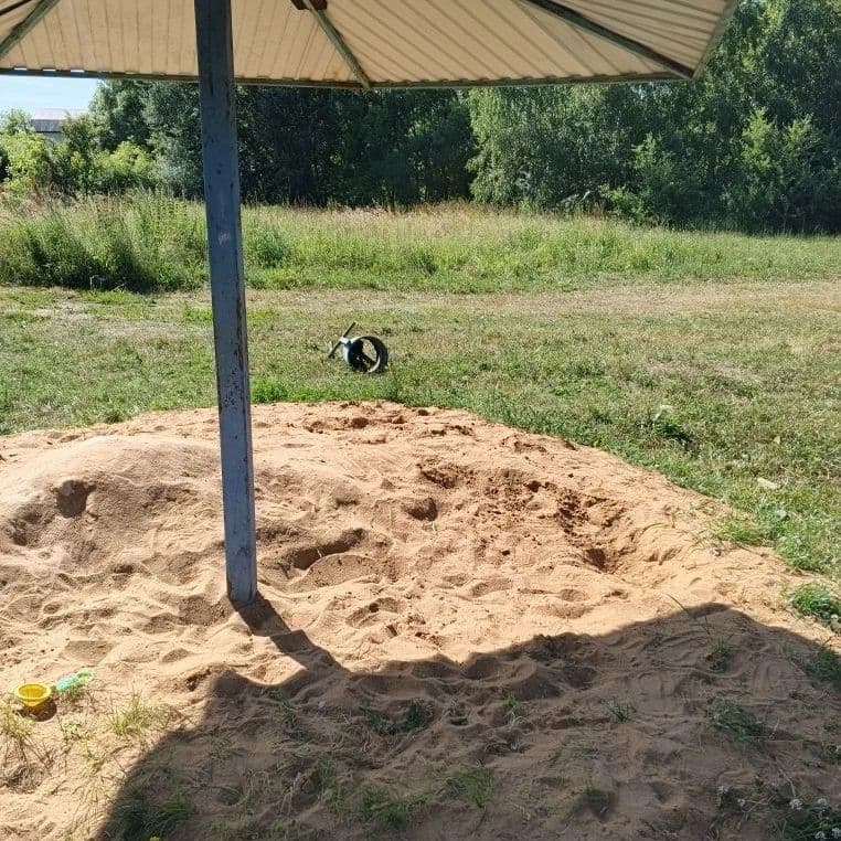 Старые качели в аварийном состоянии