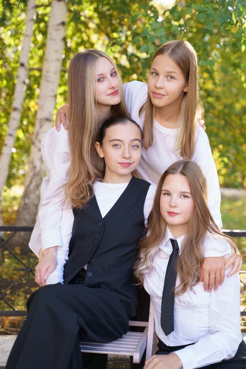 Выпускницы 9 класса на скамейке в берёзовой роще