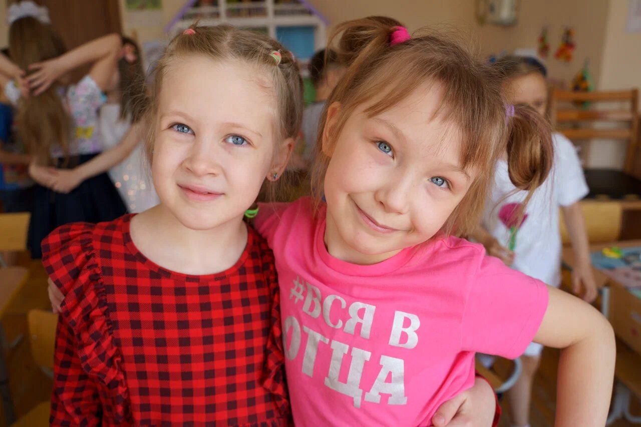 Две подружки в группе детского сада, крупный план