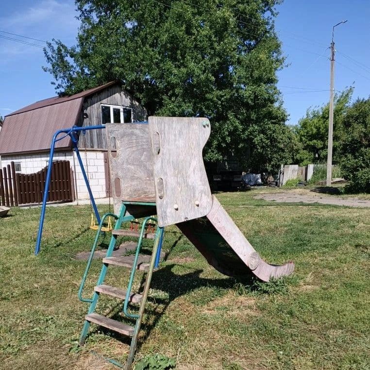 Заброшенная площадка, заросшая травой