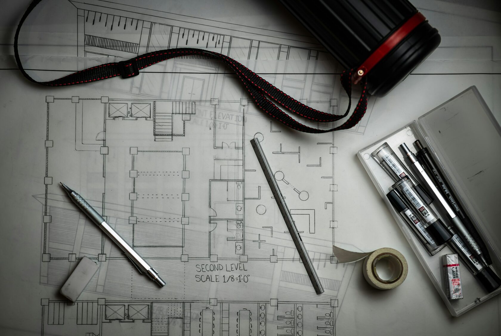 Черновые чертежи на столе — так выглядит проект сайта «ПроВарка»
