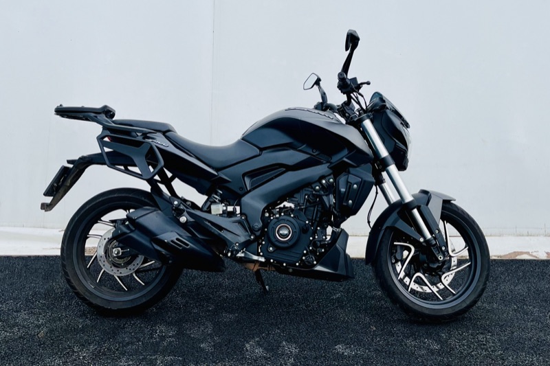 Учебный мотоцикл Bajaj Dominar 400 в мотопарке мотошколы «Мастер»